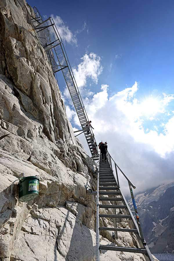 콩코르디아산장으로 이어진 가파른 철계단길. 융프라우 지역 주민들과 산악인들의 기부로 한 칸 한 칸의 발판과 난간이 만들어졌다. 그들의 이름이 적혀 있다.