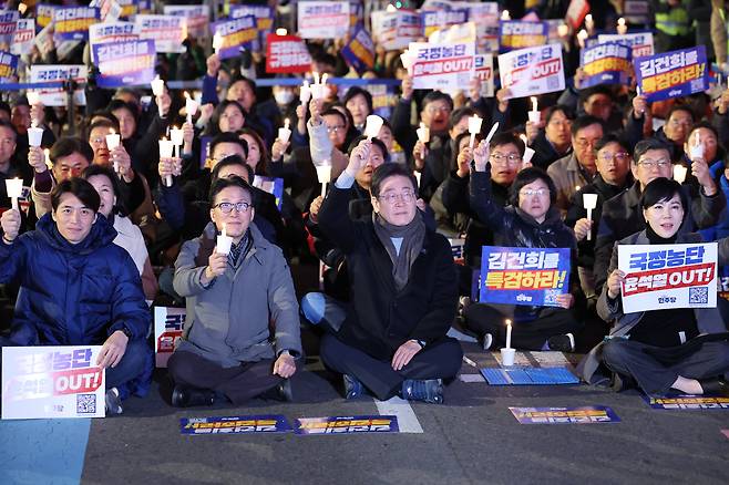 이재명 더불어민주당 대표를 비롯한 지도부 의원들이 23일 서울 종로구 광화문 광장에서 열린 ‘김건희-채상병 특검 추진! 국정농단 규명!윤석열을 거부한다' 2차 시민행진 집회에서 구호를 외치고 있다. /뉴시스