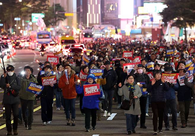 2차 시민행진 집회에서 참석자들이 서울 명동역을 향해 행진하며 구호를 외치고 있다. 김태형 기자