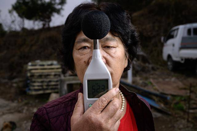 당산리 주민 채갑수(68)씨는 지난 7월 대남방송이 시작된 이후로 단 하루도 깊은 잠에 들어본 적이 없다고 털어놨다. 불안장애와 불면증에 시달리고 있는 채씨는 "잠을 이루지 못한 채 깨어나 해가 뜬 뒤에도 멍하게 허공을 바라보는 시간이 늘었다"면서 "이렇게 치매가 찾아오는 게 아닌가 하는 두려움이 커지고 있다"라고 말했다. 강화=하상윤 기자