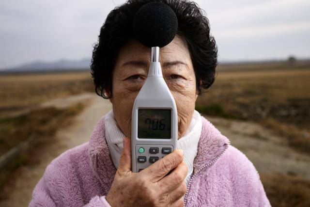 당산리 주민 조경자(78)씨는 "불면증이 너무 심해져 귀마개, 안대 다 써봤지만 아무 소용없었다"라며 “나는 노인네라 상관없다지만, 이런 세상에 살아갈 어린아이들을 생각하면 마음이 너무 아프다”라고 말했다. 강화=하상윤 기자