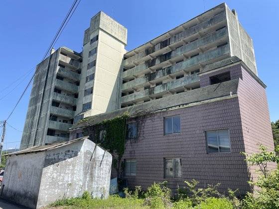 충북 증평군 도안면 화성리에 있는 윤모아파트는 준공 직전인 1996년 사업체가 부도나면서 28년 동안 방치돼 있다. 사진 증평군