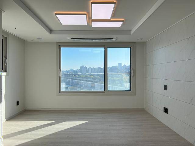 18일 방문한 청계SK뷰 아파트 안에서 바라본 창밖. 지하철이 지상으로 달려도 소음을 듣지 못했다. 김민호 기자