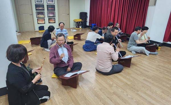 어울림국악연구회 단원들이 단소 강습 참여자들을 가르치고 있다. 어울림국악연구회 제공
