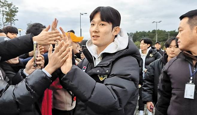 강원 FC 양민혁이 포항과 K리그1 경기가 열린 지난 23일 팬들과 하이파이브를 나누며 이동하고 있다. 강원 FC의 첫 리그 준우승을 도운 양민혁은 EPL 토트넘 합류를 위해 내달 16일 출국할 예정이다. /뉴스1