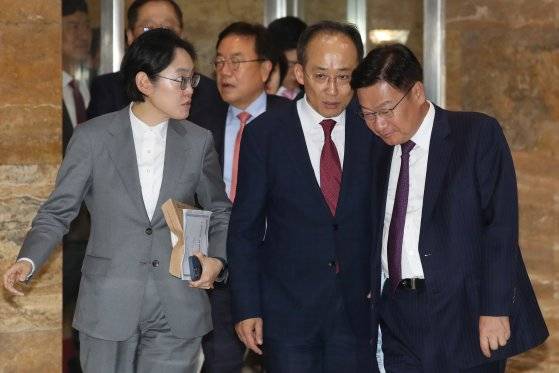 추경호 국민의힘 원내대표와 정점식 의원(맨 오른쪽)이 14일 국회 본회의장을 나서고 있다. 이날 본회의에 앞서 열린 국민의힘 의원총회에서 당원게시판 논란이 도마 위에 올랐다. 뉴스1