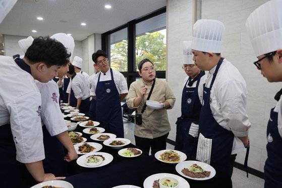 윤지아 셰프와 학생들이 모여, 각자 만든 요리를 맛보며 평가하고 있다. 사진 쿠킹