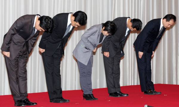 2011년 11월24일. 넥슨이 자사가 운영하는 '메이플스토리' 이용자 약 1320만명의 정보가 유출된 사실을 인지했다. 사진은 2011년 11월28일 '메이플스토리' 개인정보 유출에 대한 긴급 기자회견에서 사과하고 있는 서민 넥슨 대표, 신용석 CSO, 커뮤니케이션 센터 안인숙 센터장, 강신철 이사, 조성원 퍼블리싱 본부 본부장의 모습. /사진=머니투데이