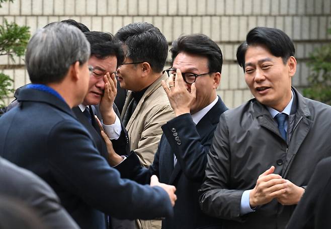 이재명 더불어민주당 대표가 위증교사 혐의 무죄 선고를 받은 25일 서울 서초동 서울중앙지방법원에서 더불어민주당 의원들이 눈물을 흘리며 자축하고 있다. ⓒ공동취재단