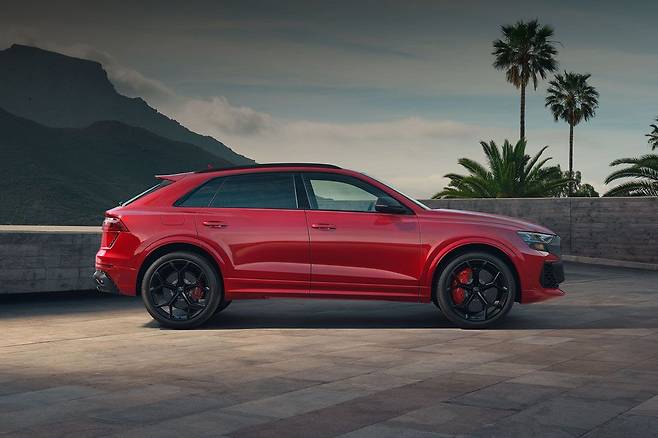 아우디 RS Q8 퍼포먼스 측면