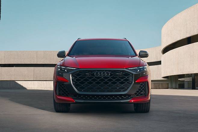 아우디 RS Q8 퍼포먼스 정면
