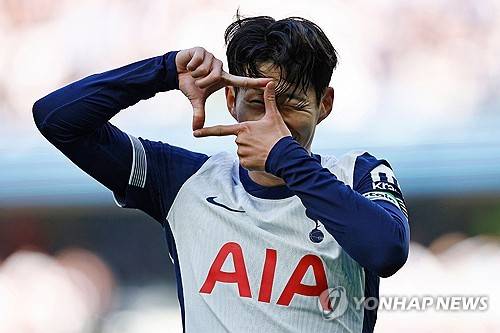 토트넘 홋스퍼와 계약이 약 7개월 가량 남은 손흥민이 내년 1월 새로운 팀과 계약할 수도 있다. 내년 1월부터 보스만 룰에 의거해 다른 구단과 자유롭게 협상이 가능하다. 다음 시즌인 2025-2026시즌 입단을 전제로 한 이적료 없는 이적 협상이다. 이에 따라 12월31일 전까지는 토트넘이 연장 옵션 활성화부터 결론을 내야 한다. 연합뉴스