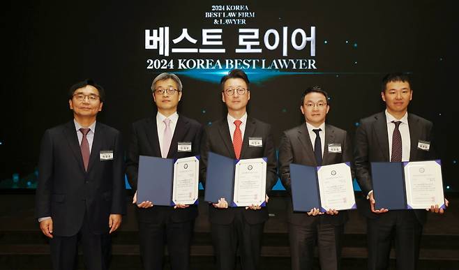 26일 서울 중림동 한국경제신문사 다산홀에서 열린 2024 한경 베스트로펌&로이어 시상식에서 M&A IPO 부문 베스트 로이어상을 수상한 (왼쪽부터) 법무법인 세종 장재영 변호사, 법무법인 율촌 이진국 변호사, 금융일반 부문 법무법인 화우 최은철 변호사, 법무법인 세종 황현일 변호사가 기념 촬영을 하고 있다. 이솔 기자