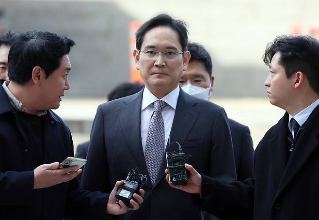 이재용 삼성전자 회장이 25일 서울 서초구 서울중앙지방법원에서 열린 '경영권 불법 승계' 의혹 자본시장과금융투자업에관한법률위반등 2심 공판에 출석하고 있다./뉴스1