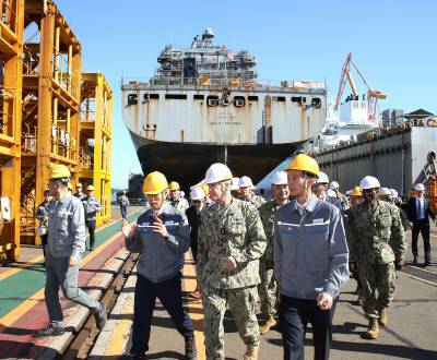 김동관 한화그룹 부회장(앞줄 오른쪽 첫 번째)과 스티븐 쾰러 미국 해군 태평양함대 사령관 (앞줄 오른쪽 두 번째)이 지난 10월 24일 경남 거제시 한화오션 거제사업장에서 ‘월리 쉬라’함 정비 현장을 둘러보고 있다. 연합뉴스