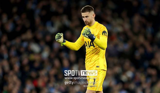 ▲ 토트넘 구단은 26일(이하 한국시간) "비카리오가 오른쪽 발목 골절로 수술을 받게 됐다"라고 공식 발표했다. 이어 "그는 지난 맨체스터 시티와 프리미어리그 경기에서 부상을 당했다"라며 "의료진의 평가를 통해 언제 복귀할 수 있을지 결정할 예정이다"라고 덧붙였다. 토트넘의 핵심적인 골키퍼 비카리오의 이탈은 치명적이다. 특히 지난 맨체스터 시티전을 잡으면서 분위기가 좋았던 토트넘 입장에서 큰 악재다.