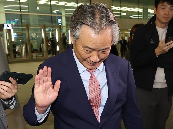 <yonhap photo-4379=""> 공항 떠나는 이기흥 회장 (영종도=연합뉴스) 김성민 기자 = 스위스에서 열린 세계올림픽도시연합 스포츠 서밋 출장을 마친 이기흥 대한체육회장이 13일 오후 인천시 영종도 인천국제공항 제2여객터미널을 통해 귀국해 공항을 떠나고 있다. 문화체육관광부는 지난 11일 직원 부정 채용, 물품 후원 요구, 후원 물품 사적 사용 등을 이유로 이 회장을 수사 의뢰하고 직무 정지를 통보했다. 한편 대한체육회 스포츠공정위원회는 12일 전체 회의를 열고 이 회장의 3번째 임기 도전 신청을 승인했다. 2024.11.13 ksm7976@yna.co.kr/2024-11-13 18:49:19/ <저작권자 ⓒ 1980-2024 ㈜연합뉴스. 무단 전재 재배포 금지, AI 학습 및 활용 금지></yonhap>