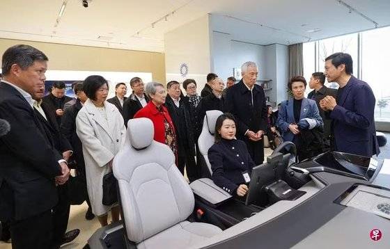 27일 리셴룽(오른쪽 세번째) 싱가포르 선임장관이 베이징에 소재한 샤오미 전기차 공장을 방문해 레이쥔(사진 오른쪽) 샤오미 창업자의 설명을 듣고 있다. 연합조보 캡처