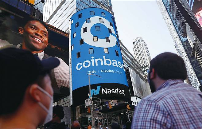 바이낸스, 코인베이스, 바이비트 등 외국 거래소는 다양한 결제 화폐 지원, 파생상품 거래 등으로 많은 이용자를 끌어모은다. (로이터 = 연합뉴스)