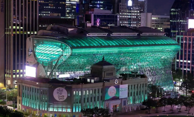 2025년 서울색으로 선정된 '그린오로라'를 입힌 서울시청. 서울시 제공