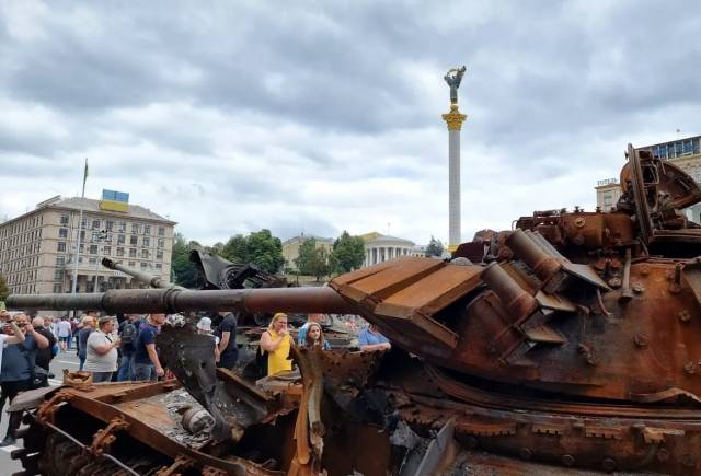 우크라이나 전쟁 관광 상품을 운영하는 여행사 ‘워 투어스 우크라이나’가 홈페이지에 올린 안내용 사진.