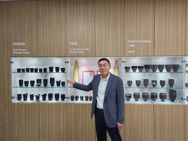 경기 과천시에 위치한 LK삼양 전시장에서 구본욱 LK삼양 대표가 자사가 개발한 카메라용 교환렌즈를 소개하고 있다. 이호준 기자