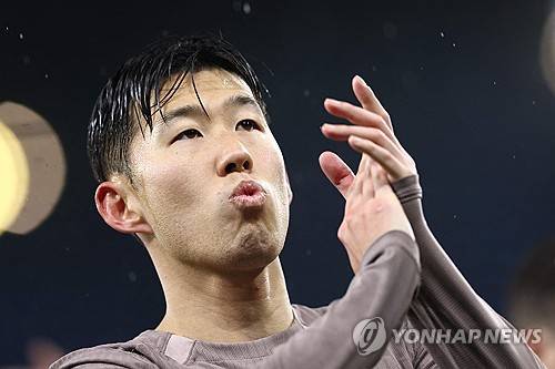 영국 매체 스탠다드가 28일(한국시간) 토트넘이 현재 선수단에서 가장 긴 시간 뛰고 있는 벤 데이비스의 1년 계약 연장 옵션을 발동하려 한다고 보도했다. 이와 함께 손흥민이 토트넘이 제시한 재계약 제안에 사인하지 않아 1년 연장을 준비한다고 덧붙였다. 연합뉴스