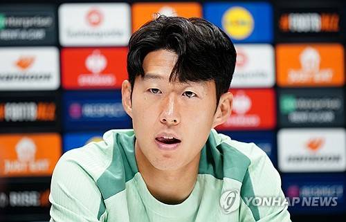 영국 매체 스탠다드가 28일(한국시간) 토트넘이 현재 선수단에서 가장 긴 시간 뛰고 있는 벤 데이비스의 1년 계약 연장 옵션을 발동하려 한다고 보도했다. 이와 함께 손흥민이 토트넘이 제시한 재계약 제안에 사인하지 않아 1년 연장을 준비한다고 덧붙였다. 연합뉴스