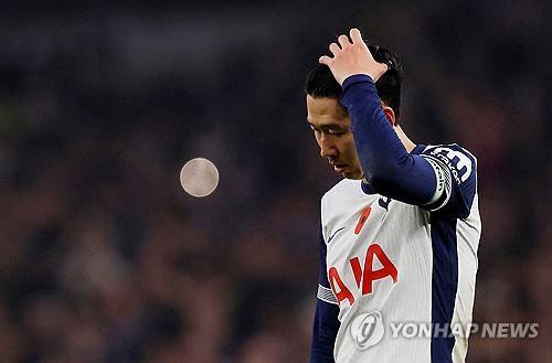 영국 매체 스탠다드가 28일(한국시간) 토트넘이 현재 선수단에서 가장 긴 시간 뛰고 있는 벤 데이비스의 1년 계약 연장 옵션을 발동하려 한다고 보도했다. 이와 함께 손흥민이 토트넘이 제시한 재계약 제안에 사인하지 않아 1년 연장을 준비한다고 덧붙였다. 연합뉴스
