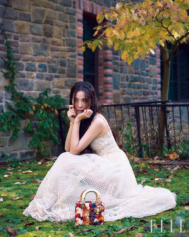 피시 네트 롱드레스와 오렌지, 블루, 레드 컬러 등의 펄 덩굴 자수로 장식한 핸드백은 ‘Dior Lady Art’ 에디션으로 모두 Dior.