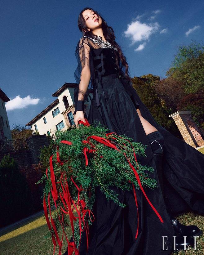 플로럴 엠브로이더리 장식 블라우스와 벨벳 코르셋, 오픈 스커트, 쇼츠, 멀티 버클 부츠, 니 삭스는 모두 Dior.