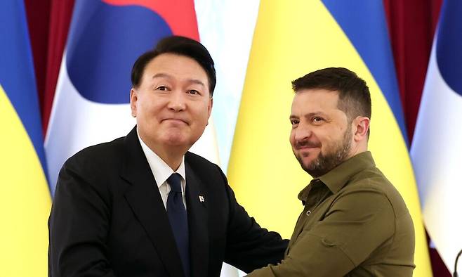 2023년 7월15일 우크라이나 키이우에서 열린 한국 우크라이나 정상회담에서 언론발표에 나선 윤석열 대통령, 젤렌스키 대통령.