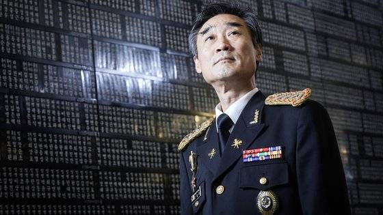 정규필 예비역 대령이 지난 12일 서울 동작구 국립서울현충원을 찾아 호림부대 부대원 이름이 적힌 충혼탑에 참배했다. 유해가 없어 이름이 적힌 위패만 있다. 현역 시절 입던 예복을 착용하고 촬영했다. 강정현 기자