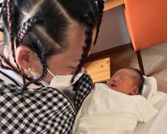 양홍원이 갓 태어난 딸을 안아보고 있다. 사진 양홍원 인스타그램