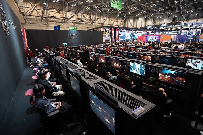 지난 11월 부산 벡스코에서 열린 ‘지스타 2024’ 펄어비스 게임 붉은사막 시연 부스에서 이용자들이 게임을 하고 있다. 펄어비스