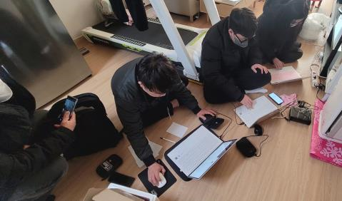 문화체육관광부 저작권범죄수사대가 2월 밀캠 피의자 주거지를 압수수색하고 있다. 문체부 제공