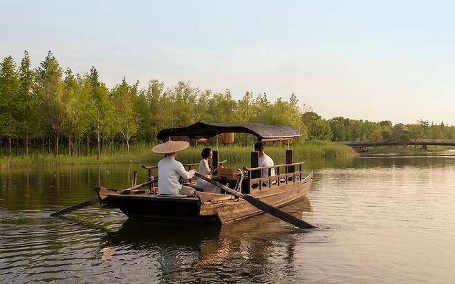 보트 위에서 즐기는 애프터눈 티. /사진= 아만양윤