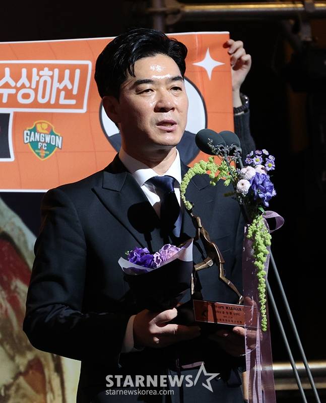하나은행 K리그 2024 대상 시상식이 29일 서울 서대문구 스위스 그랜드호텔에서 열렸다. 감독상 윤정환 감독이 시상식 후 포토타임을 갖고 있다. /사진=김진경 대기자.