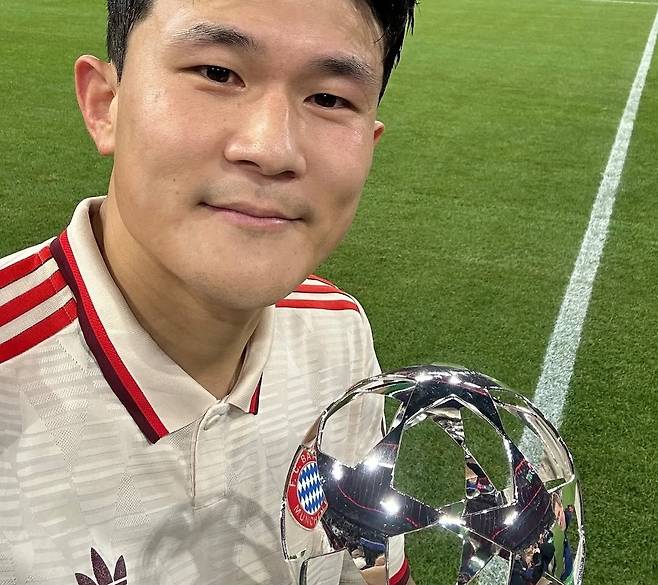 김민재가 2024-2025 유럽축구연맹(UEFA) 챔피언스리그 리그 페이즈 5라운드 '이주의 팀'에 뽑혔다. 독일 최고 명문 바이에른 뮌헨 수비수 김민재는 27일 홈에서 열린 파리 생제르맹과의 홈 경기에서 전반 선제 결승포를 터트리고 수비에서도 발군의 기량을 발휘해 1-0 승리를 이끌었다. 김민재는 경기 직후엔 발목 부상을 안고 뛰고 있음을 고백했다. 바이에른 뮌헨