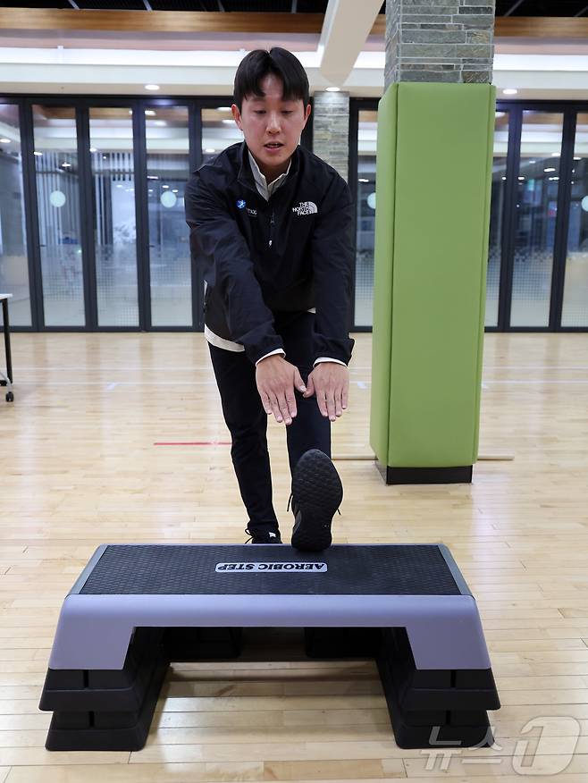 최영우 국민체육진흥공단 운동처방사가 27일 서울 송파구 국민체력 100 KSPO 송파체력인증센터에서 뉴스1과 인터뷰에 앞서 계단 오르내리기 운동법을 설명하고 있다. 2024.11.27/뉴스1 ⓒ News1 황기선 기자