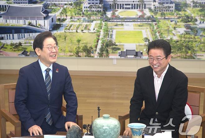 이재명 더불어민주당 대표가 1일 오전 경북도청을 찾아 이철우 도지사와 대구·경북 통합문제와 ‘2025 경주 아시아태평양경제협력체(APEC)’ 지원 등의 현안을 논의하고 있다. 2024.12.1/뉴스1 ⓒ News1 신성훈 기자