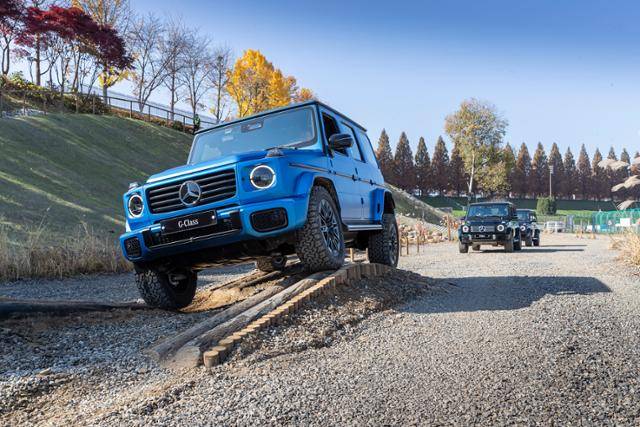 메르세데스-벤츠 SUV 익스피리언스 센터에서 디 올 뉴 메르세데스-벤츠 G 580 위드 EQ 테크놀로지 차량을 타고 오프로드 체험을 하고 있다. 벤츠코리아 제공