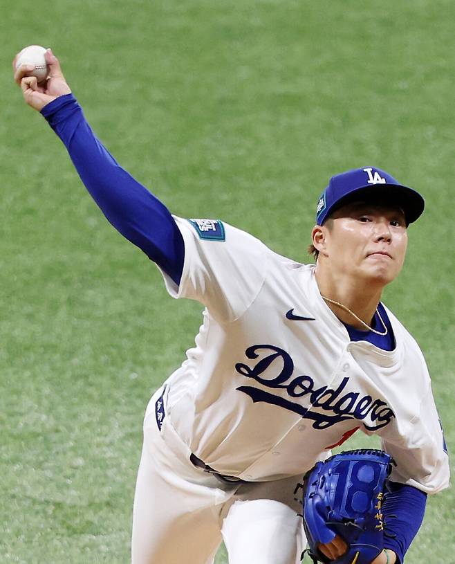 <yonhap photo-5254="">(서울=연합뉴스) 류영석 기자 = 21일 서울 구로구 고척스카이돔에서 열린 2024 미국 메이저리그(MLB) 월드투어 서울시리즈 공식 개막전 샌디에이고 파드리스와 로스앤젤레스(LA) 다저스의 2차전 경기. 1회초 LA 다저스 선발 투수 야마모토 요시노부가 역투하고 있다. </yonhap>