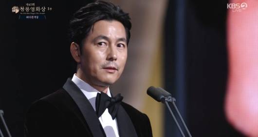 배우 정우성이 지난달 29일 오후 서울 영등포구 여의도 KBS홀에서 열린 제45회 청룡영화상에 최다관객상 시상자로 등장해 '혼외자 논란' 관련 발언을 하고 있다. /사진=KBS 갈무리