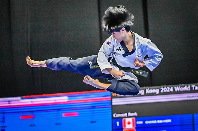 변재영이 1일 홍콩 콜로세움에서 세계태권도연맹(WT) 주최로 열린 ‘홍콩 2024 WT 세계태권도품새선수권대회’ 17세 이하 남자 프리스타일 부문에 출전해 연기하고 있다. 사진 | WT