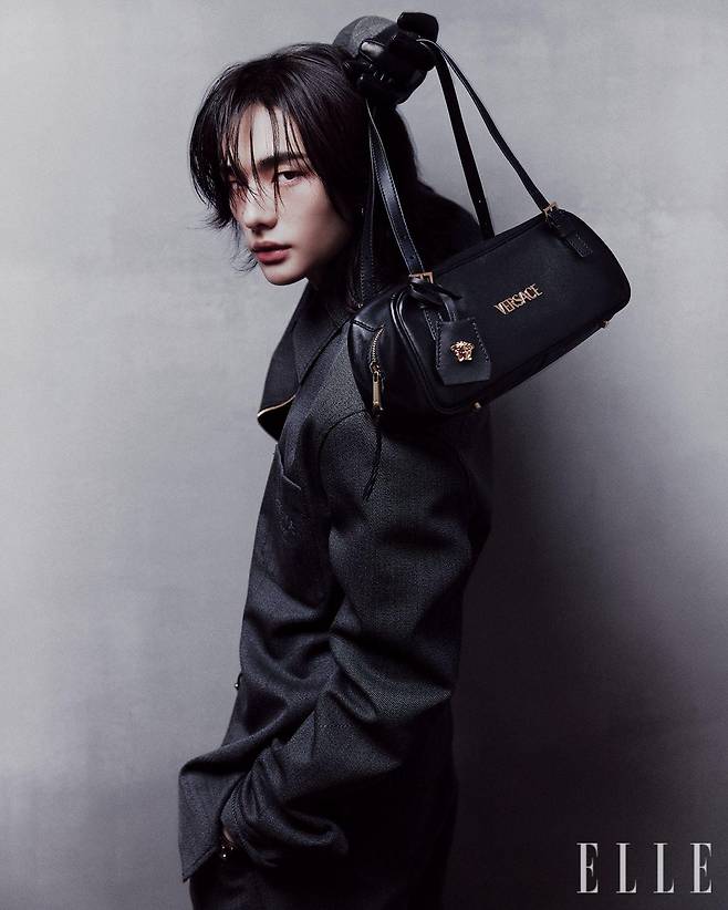 그레이 집업 재킷과 팬츠, 가죽 장갑, ‘태그 보울링’ 백은 모두 Versace.