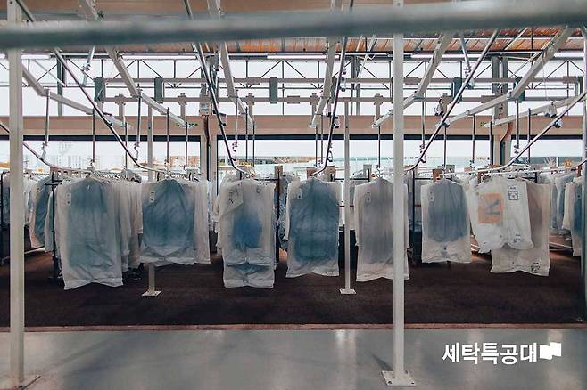 세탁특공대의 전문 세탁 공정 ‘스마트 팩토리’ / 출처=워시스왓