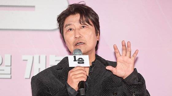배우 송강호가 지난달 28일 서울 용산구 CGV 용산점에서 열린 영화 '1승' 시사회 및 기자간담회에서 질문에 답하고 있다. 연합뉴스
