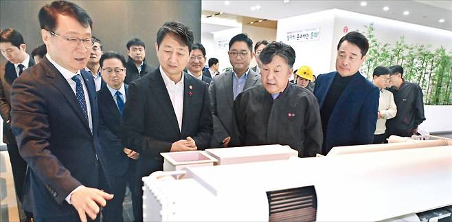 안덕근 산업통상자원부 장관(왼쪽 두 번째)이 2일 경기 평택 LG전자 칠러 공장 쇼룸에서 이재성 LG전자 ES사업본부장(첫 번째)에게 흡수식 칠러(모형)에 관한 설명을 듣고 있다. LG전자 제공