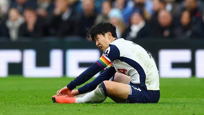 잉글랜드 프리미어리그(EPL) 토트넘 홋스퍼의 손흥민이 지난 1일(한국시간) 열린 EPL 13라운드 풀럼과의 경기에서 상대 선수로부터 위험한 태클을 당한 뒤 고통을 호소하는 모습. /로이터=뉴스1
